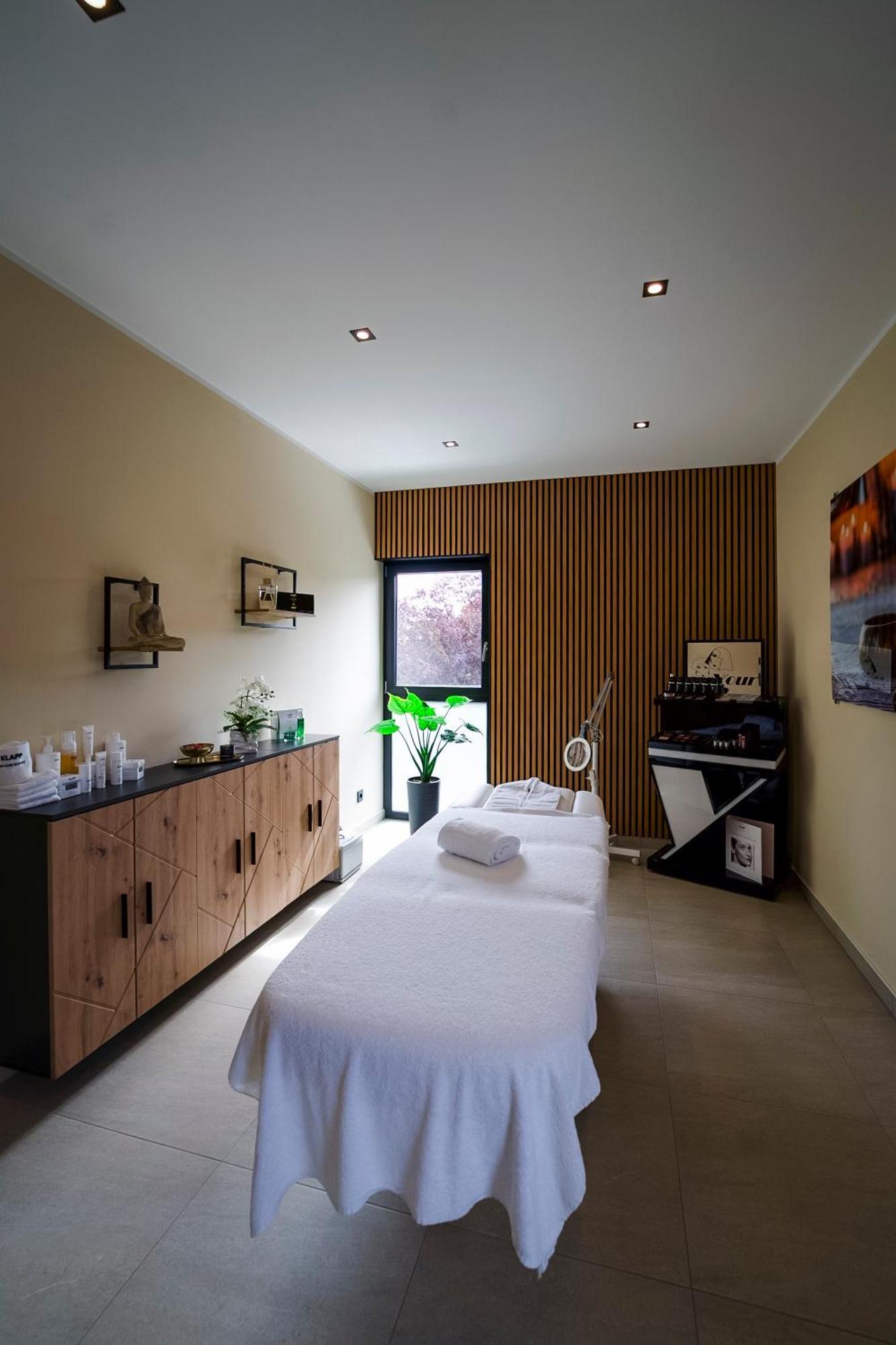 Bernstein Acamed Hotel 3*